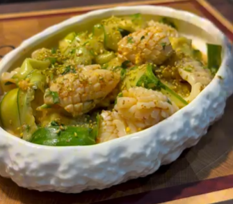 კალმარის სალათი ნიგვზის (თხილის) სოუსით