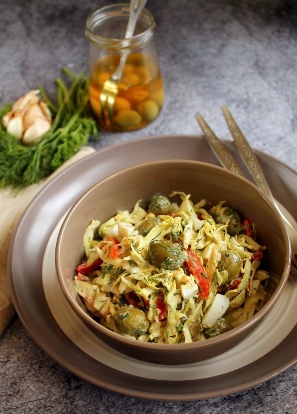 კომბოსტოს სალათი ზეთისხილით და მარინადებული წიწაკით