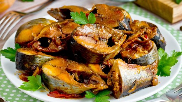 ქაშაყი, ბოსტნეულით ჩაშუშული ტომატის სოუსში