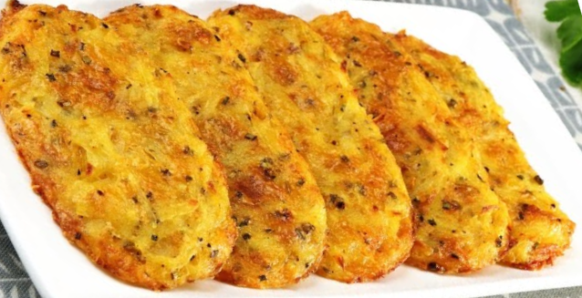 კარტოფილის დრანიკები ყველით, მწვანე ხახვითა და ნივრით (ღუმელში)